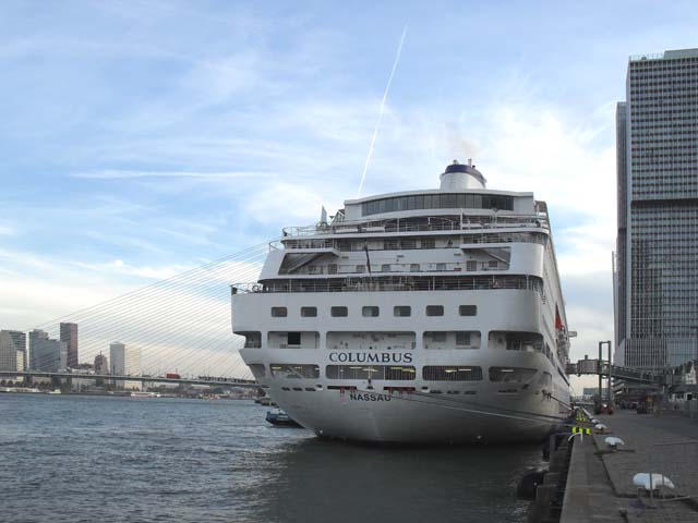 Cruiseschip ms Columbus van Cruise & Maritime Voyages aan de Cruise Terminal Rotterdam